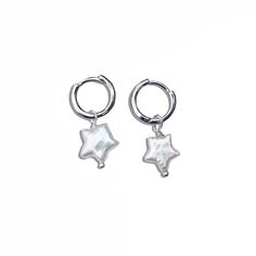 Genuine freshwater pearl stars on a stainless steel. MEASUREMENTS Earring size: 10 x 20 mm MATERIALS Material: Freshwater pearl, stainless steel Silver Star Earrings, Pearl Necklaces, Trendy Ring, Jewelry Lookbook, Custom Name Necklace, Huggie Earrings, Girly Jewelry, Jewelry Inspo, Dream Jewelry