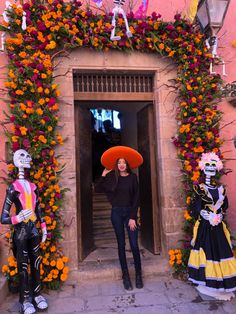 Día de muertos Flowers Mexico, Ambience Decor, Dia De Los Muertos Decorations Ideas, Halloween Outside, Spooky Food, Bar Interior Design, Día De Muertos, Halloween Trees, Welcome To The Party