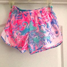 Lilly Pulitzer Luxletic Shorts. Pink, Aqua, Mauve, Mint Green, And Cream. Nwot Tropical Green Shorts, Green Tropical Shorts, Green Floral Print Beach Shorts, Sorority Rush Outfits, Lilly Pulitzer Romper, Lilly Pulitzer Outfits, Country Clothes, Rush Outfits, Sorority Rush