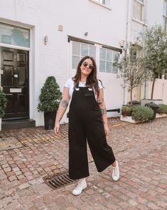 Pin this for endless inspiration on flattering fashion choices for midsize bodies! Discover outfit ideas that celebrate every curve and elevate your style game. #FashionInspo #BodyPositivity #CurvyFashion #OutfitIdeas Midsize Teacher Outfits, Outfits Jumpsuit, Inverted Triangle Outfits, Midsize Style