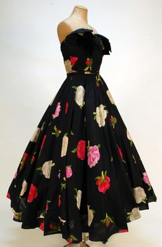 I love it! It makes me think of chacha from the movie Grease haha 40's Fashion, Forties Fashion, Large Roses, Fashion 1940s, 40s Fashion, Velvet Trim, 50s Dresses, 1940s Fashion