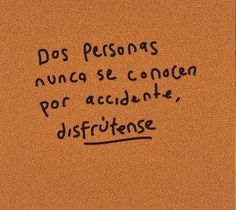 a piece of paper with writing on it that says dos personas nunca se congen por accidente disfrutense