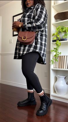 Plus Size Gig Outfit, Plus Size Leggings Outfit, Plus-koon Muoti, Plus Size Athleisure Outfits, Curvy Winter Outfits, Plus Size Legging Outfits, Leggings Outfit Fall, Leggings Outfit Casual, Plus Size Winter Outfits