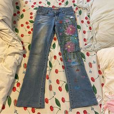 Perfect Fun Low Waisted Jeans Perfect For Summer And Spring Cool Design Vintage Size 27 Designed Jeans, Flower Jeans, Low Waisted Jeans, Low Waisted, Cool Design, Jeans Flare, Design Vintage, Flare Jeans, Cool Designs