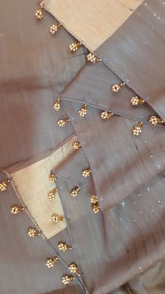 Saree Edge Designs, Saree Tassels Designs With Beads, Beads Tassels For Saree Pallu, Blouse Hand Hanging Designs, Dupatta Tassels Designs, Dupatta Latkan, Tassels Diy Tutorials, Pallu Designs, Saree Kuch