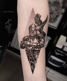 The Knight Tattoo, Men’s Tricep Tattoo, Knight Tattoo Design, Knight Tattoo Ideas, Triceps Tattoo, Knight Tattoos, Beautiful Spine Tattoos, Hipster Tattoo, Spine Tattoo Ideas