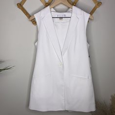 Peter Nygard White Sleeveless Blazer Vest Nwt Brand: Peter Nygard Department: Womens Color: White Size: 8 Size Type: Regular Type: Top Style: Vest Sleeve Length: Sleeveless Fit: Regular Pattern: Solid Closure: Buttons Country/Region Of Manufacture: Indonesia Condition: Nwt White Fitted Sleeveless Blazer, Classic White Workwear Vest, Classic White Work Vest, White Tailored Vest For Workwear, Tailored Sleeveless Summer Outerwear, Classic White Sleeveless Outerwear, Tailored Sleeveless Spring Blazer, White Vest Outerwear For Spring, White Vest With Pockets For Spring