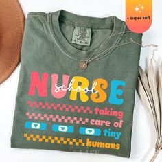 Get ready to rock the nurse squad life with our "Taking care of tiny humans" school nurse shirt (Comfort Colors® or Bella Canvas)! Perfect for the heroes behind the band-aids and ice packs, this shirt is comfy enough for all those hectic hallways. Whether you're the go-to for every scrape and sniffle, or just need a hilarious school health aide gift, this is the one for you! Grab this school nurse shirt funny enough to make even the most serious nurse smile, and get ready to take your nursing te School Nurse Funny, School Clinic, Nurse Team, Nurse Funny, Nursing School Gifts, Nurse Tshirt, Funny Nurse Shirts, School Health, Ice Packs