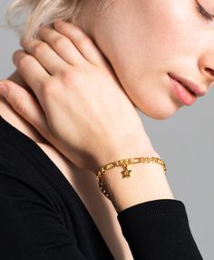 Démarquez-vous comme la star du spectacle avec le bracelet Eva. La breloque étoile ornée d'un cristal blanc scintillant sur cette chaîne gourmette est une superbe pièce maîtresse, captant la lumière et créant une silhouette saisissante. Parfait associé au collier Eva, c'est un partenaire distinctif et délicat. 
Matière : Laiton plaqué or 18 carats Dimensions : Réglable 16 - 19cm Centre Piece, Centre Pieces, White Crystal, Star Charms, Curb Chain, Spectacles, The Star, Arm Band, Custom Jewelry