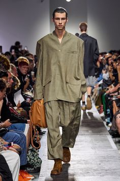 Hed Mayner - Spring 2025 Menswear https://www.vogue.com/fashion-shows/spring-2025-menswear/hed-mayner/slideshow/collection#21 Hed Mayner, October Fashion, Outfit Zara, Male Fashion Trends, Menswear Fashion Show, Menswear Fashion, Vogue Runway, Daily Dress