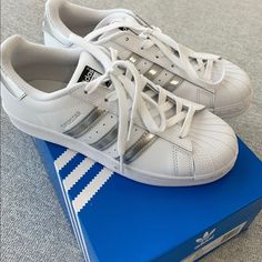 Nib Adidas Superstars Size 6.5. White And Silver. Chuck 70 Converse, Tory Burch Sneakers, Adidas Super, Adidas Superstars, Adidas Shoes Superstar, Beige Sneakers, Star Silver, Nike Air Vapormax Flyknit, Superstars Shoes