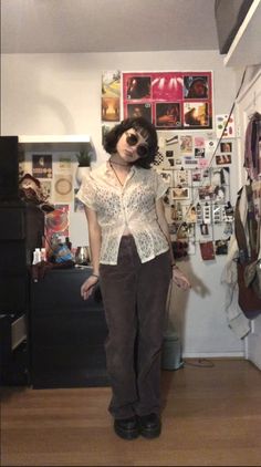 Collared Top Outfit, Real 80s Fashion, Midwest Emo Style, Art Teacher Outfits Aesthetic, Grungy Summer Outfits, 90s Vintage Outfits, Simple Grunge Outfits, 90s Alternative Fashion, Estilo Indie