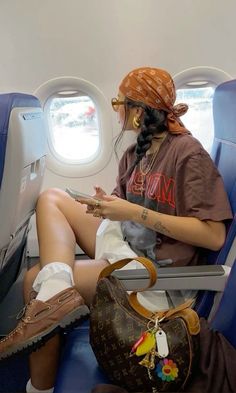 Airport Chic Outfit Summer, Capetown Outfit Ideas, Beach In December Outfits, 2025 Fashion Trends Summer, Frankie Bergstein Aesthetic, Vietnam Outfit Ideas, Thailand Outfit Ideas, Aesthetic Travel Outfit, Layered Outfits Aesthetic