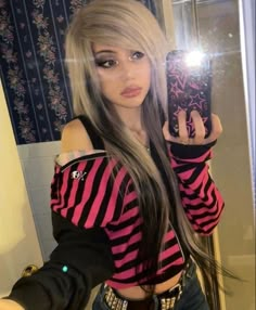 Scene Queens 2000s, Myspacemama Outfits, 2000s Scene Outfits, Scene Aesthetic Outfits, Scene Outfits Aesthetic, Scene Poses, Emo Myspace, Tail Aesthetic, Scene Icons