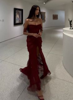 Burgundy Prom Dress Aesthetic, Dark Red Dress With Gloves, Elegant Fitted Dresses, Vintage Corset Prom Dress, All Out Prom Dresses, Elegant Dark Red Dress, Shoes For A Red Dress, Red 1950s Dress, Hispanic Prom Dresses