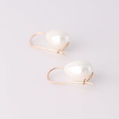 These Ceramic Pearl Earrings make a statement with their elegant, teardrop dangle and luxurious gold filled finish. Perfect for adding a touch of sophistication and class to an everyday look, they'll become your new go-to accessory. Dare to be bold and stylish!• Sold in pairs• Available in: High Quality Solid 925 Sterling Silver, Gold filled 12K and Rose gold filled 12K• Pearl drop size: 2cm x 1.5cm• Wire Thickness - 1mm (18gauge)• Length of the earrings: 3cm Elegant Teardrop Everyday Jewelry, Elegant Rose Gold Teardrop Linear Earrings, Elegant Teardrop Hoop Earrings For Pierced Ears, Minimalist Jewelry With Matching Teardrop Pendant Earrings, Elegant Teardrop Wrap Earrings For Everyday, Chic Teardrop Pearl Earrings For Party, Elegant Teardrop 14k Gold Filled Earrings, Modern Teardrop 14k Gold Filled Jewelry, Modern 14k Gold Filled Teardrop Jewelry