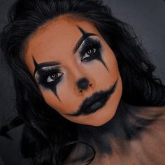 Women Halloween Face Paint, Womens Jester Makeup, Women’s Halloween Face Paint, Scary Female Halloween Makeup, Scary Glam Halloween Makeup, Easy Clown Makeup Ideas, Female Clown Makeup Halloween, Easy Halloween Face Makeup For Women