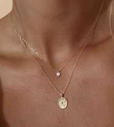 Dantiy Gold Necklace, Gold Stacked Necklaces Simple, Aesthetic Everyday Jewellery 2023, Stacked Necklaces Gold Dainty, Simple Layered Necklaces Gold, Simplistic Gold Jewelry, Brunette With Gold Jewelry, Dainty Necklace Layering, Everyday Gold Necklace Stack