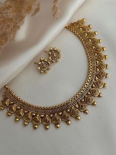 Traditional Gold Jewelry Sets, Antique Gold Choker Set, Gold Indian Jewelry, Jewellery South Indian, Handmade Necklace Designs, Cloth Jewellery, Antique Gold Jewellery, Pearl Mirror, Indian Gold Necklace Designs