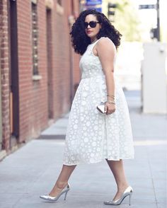 Weißes Kleid kombinieren: Das sind die schönsten Looks! Tanesha Awasthi, Plus Size Inspiration, Beautiful White Dresses, Net Dress, Get Ready With Me, Plus Size Coats, Cooler Look, Moda Plus