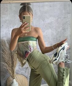 Did you know you can plan outfits and organize your closet from your phone for free? Download the hottest outfit planning app #whatwearwhen in the app store✨ Green Outfits Summer, 40s Mode, Green Outfits, School Looks, Green Outfit, Outfit Aesthetic