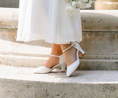 Zapatos de novia muy comodos y elegantes. Tacones block de 7cm. Plantilla acolchada muy comoda y exterior de saten off white. Puntera cerrada. Tallas regulares. Si tienes dudas ponte en contacto con nosotros. Summer Wedding Court Shoes With Block Heel, Wedding Court Shoes With Stacked Block Heel, Wedding Court Shoes With Low Stacked Heel, White Court Shoes With Stacked Low Heel, Wedding Block Heels With Low Heel And Heel Strap, Wedding Court Shoes With Heel Strap And Block Heel, Wedding Court Shoes With Block Heel And Heel Strap, Low Heel Sandals With Stacked Heel For Wedding, Wedding Sandals With Stacked Low Heel