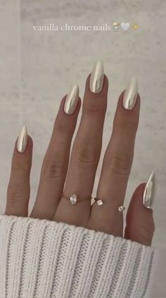 Metalic White Nail, January Nails Chrome, Neutral Shiny Nails, Subtle White Nails, Icy Chrome Nails, Winter Chrome Nails 2024, Winter Solid Color Nails, January Chrome Nails, Different Chrome Nail Colors