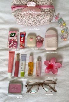 Summer Bag Essentials, Haut Routine, Pretty School Supplies, School Bag Essentials, Backpack Essentials, Travel Bag Essentials