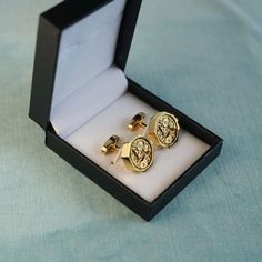 These cufflinks showcase gears and mechanical part typical of a watch's internal mechanism,giving them a unique and sophisticated look. The combination of shiny gold-toned metal, and the intricate detils of watch parts,likely makes these cufflinks a stylish accessoty for formal wear. Gold Polished Finish Cufflinks For Gift, Timeless Gold Cufflinks For Business, Gold Screw Back Cufflinks For Gift, Gold Round Cufflinks With Screw Back, Timeless Gold Cufflinks As Gift, Gold Round Screw Back Cufflinks, Watch Parts, Tie Accessories, Watch Movement