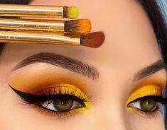 Eyeliner Cat Eye, September Inspiration, Eyeliner Cat, Yellow Eye Makeup, 2020 Makeup, Yellow Makeup, Makeup News, Makeup Tutorial Eyeshadow