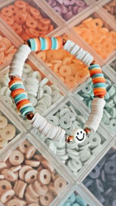 Bracelet Colors Clay Beads, Preppy Beads Bracelet, Preppy Things To Make With Clay, Cute Bracelets Ideas Clay Beads, Aesthetic Preppy Bracelets, Preppy Stuff Bracelets, Flat Bead Bracelet Patterns, Clay Bead Bracket Color Ideas, Good Clay Bead Bracelet Ideas