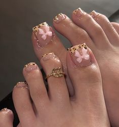 Bow Toe Nails, Nail Feet Design, Henna Nails, Gel Toe Nails, Acrylic Toe Nails, Acrylic Toes, Pretty Toe Nails, Cute Toe Nails, Colored Acrylic Nails