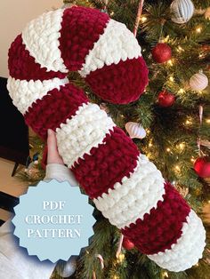 a crocheted christmas ornament hanging from a tree with the text overlay that reads, free crochet pattern