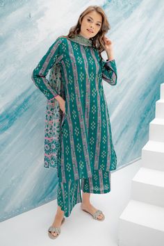 Refresh your day with this green colored digital print kurta, pants and dupattaFabric : Cotton Color : GreenEmbellishment: Digtal PrintCut : Straight Cut Length : 40 inches Same Print Kurta And Pants, Kurta Ideas, Bandhani Suit, Simple Indian Suits, Daily Wear Dress, Stylish Kurta, Kurta Pants, Upcoming Fashion Trends, Stylish Kurtis Design