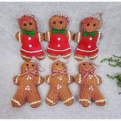 six gingerbread cookies are arranged in the shape of teddy bears