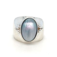 Large Oval Gray Mabe Pearl Sterling Silver Wide Band Statement Ring - Vintage Ring - Size 6.25 - ET2448 Beautiful natural pearl ring - the pearl is mainly grey, with some purple and black tones/ spots. It really is an interesting color pearl. Ring Size: 6.25 Metal Content: 925 Sterling Silver Gemstone: Oval Gray Mabe Pearl approx 14x10mm  Measurements: Face of Ring (North/South): 17mm Height of ring off of finger: 7mm Ring Shank width: 5mm Weight: 7.78 Grams Stamps: 925  Condition: Very Good pre High Luster Oval Pearl Ring, Silver Oval Pearl Ring With High Luster, Natural Pearl Ring, Pearl Rings, Black Tones, Bolo Ties, Ring Shank, Mabe Pearl, Punk Vintage