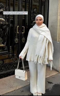 Hijabi Knee High Boots Outfit, Modest Outfits For Winter, Winter Hijabi Fits, White Autumn Outfit, Hijab Fashion Inspiration Winter, All White Outfit Casual, Winter Outfit Hijab, Modest Outfits Winter, White Hijab Outfit