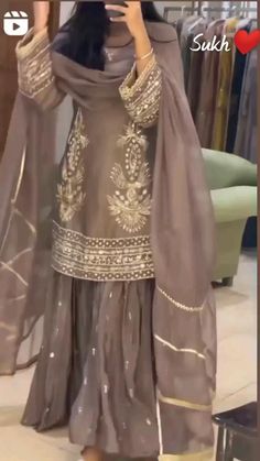 Pakistani Garara Dress Design, Garara Designs Pakistani Dresses Wedding, Simple Gharara Designs Pakistani, Simple Garara Design, Garara Suit Indian Weddings, Garara Suit Pakistani Dresses, Indian Designer Dresses Party Wear, Garara Designs Latest