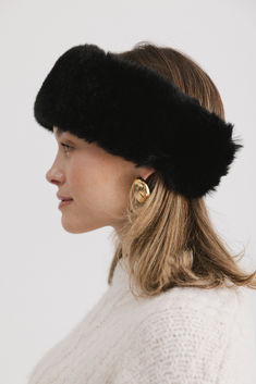 A soft faux fur headband styled for winter, adding warmth and elegance to a cold-weather look. Fuzzy Headband, Men Hats Styles, Faux Fur Headband, Fur Headband, Headband Outfit, Scarf Hat