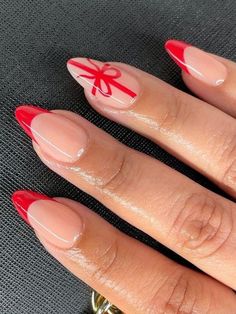 45+ Red Christmas Nails for a Festive Nail Makeover | Kbeauty Addiction Present Nail Designs, Gift Nail Art, Christmas Gift Nail Art, Christmas Present Nails, Fall Nail Ideas, Red Christmas Nails, Cute Christmas Nails, Christmas Nails Easy, Simple Acrylic Nails