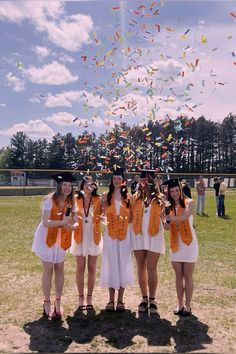 Graduation picture inspo for friend group! Unique picture idea for friends! Graduation of high school or college! Photoshoot With Friends, Friends Graduation, Graduation Pics, Graduation Poses, Graduation Picture, Eliza Dushku, Pics Inspo, Graduation Photoshoot