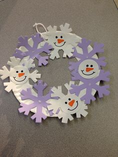 paper snowflakes are arranged in the shape of a wreath