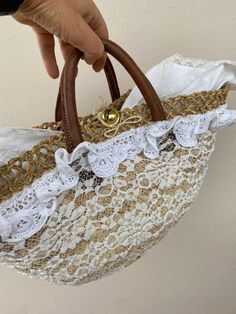 Borsa paglia rivestita con pizzo bianco e rifinita con merletto della nonna bianco interno rivestito con cotone bianco e rifinito con pizzo valencienne manici corti in simil pelle marrone Summer Lace With Lace Trim For Beach, White Lace With Contrast Detail For Summer, White Crochet Lace, Top Handle Bags, May 2023, Purses And Handbags, Top Handle, Top Handle Bag, Pizza