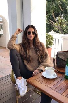 Trendy Athleisure Outfits, Winter Fashion Outfits Dressy, Outfits Leggins, Look Legging, Tennis Shoes Outfit, Winter Fashion Outfits Casual, 90s Fashion Outfits, Athleisure Fashion, Athleisure Outfits