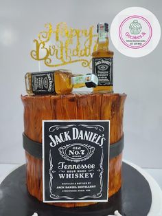 Liquor cake design Cake With Liquor Bottles, Liquor Cake Design, Birthday Cake Vodka, Liquor Cakes, Liqour Bottles, Jack Daniels Birthday, Jack Daniels Cake, Cake Vodka