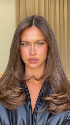 Victoria Secret Brunette Hair, Bombshell Brown Hair, Arms Pilates, Bella Hadid Hair, Brunette Bombshell, Hair 90s, Hair Change, Bombshell Hair, True Autumn