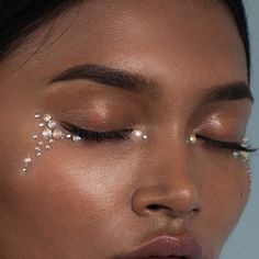 Gem Tears Makeup, Face Gem Makeup Looks, Euphoria Gem Makeup, Rhinestone Tears Makeup, Make Up With Gems Rhinestones Eye Makeup, Eye Gems Makeup Rhinestones, Gems Makeup Rhinestones, Gems Eye Makeup, Body Glitter Ideas