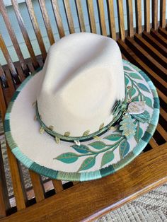 Unique Hat Design, Painted Wide Brim Hat, Burn Hat Design, Painted Straw Hats, Painted Hats For Women, Custom Hat Ideas, Decorated Hats, Custom Fedora, Hand Painted Hats