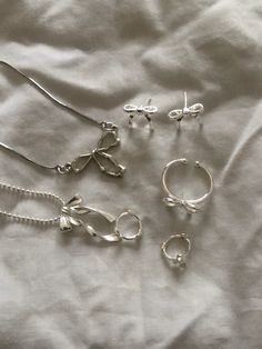 lovely bow jewelry Pretty Silver Jewelry, Jewelry Coquette, Cute Henna Designs, Coquette Jewelry, Jewelry Cute, Bow Jewelry