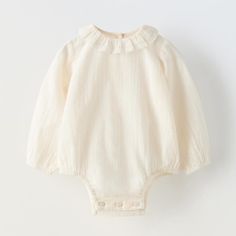 Nwt Zara Organic Cotton Ruffled Bodysuit 3-6m (26.8 Inches) C Spring Long Sleeve Ruffled Onesie, Cute Cream Bubble Romper With Ruffles, Cute Long Sleeve Cream Bubble Romper, Solid Cotton Bodysuit With Ruffles, White Long Sleeve Bubble Romper For Playwear, White Ruffled Onesie For Playwear, Cotton Ruffled Bodysuit For Playwear, Cotton Bodysuit With Ruffles For Playwear, Cream Long Sleeve Bubble Romper For Summer